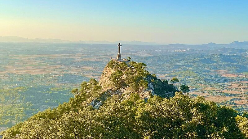 Kreuz am Puig de Sant Salvador im Osten Mallorcas
