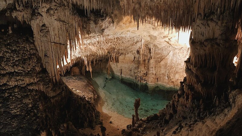 Unterirdischer See der Drachenhöhle auf Mallorca