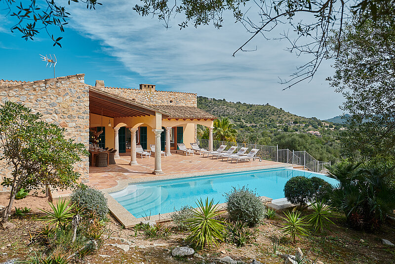 Garten, Terrasse und Pool der Finca Son Sureda bei Arta