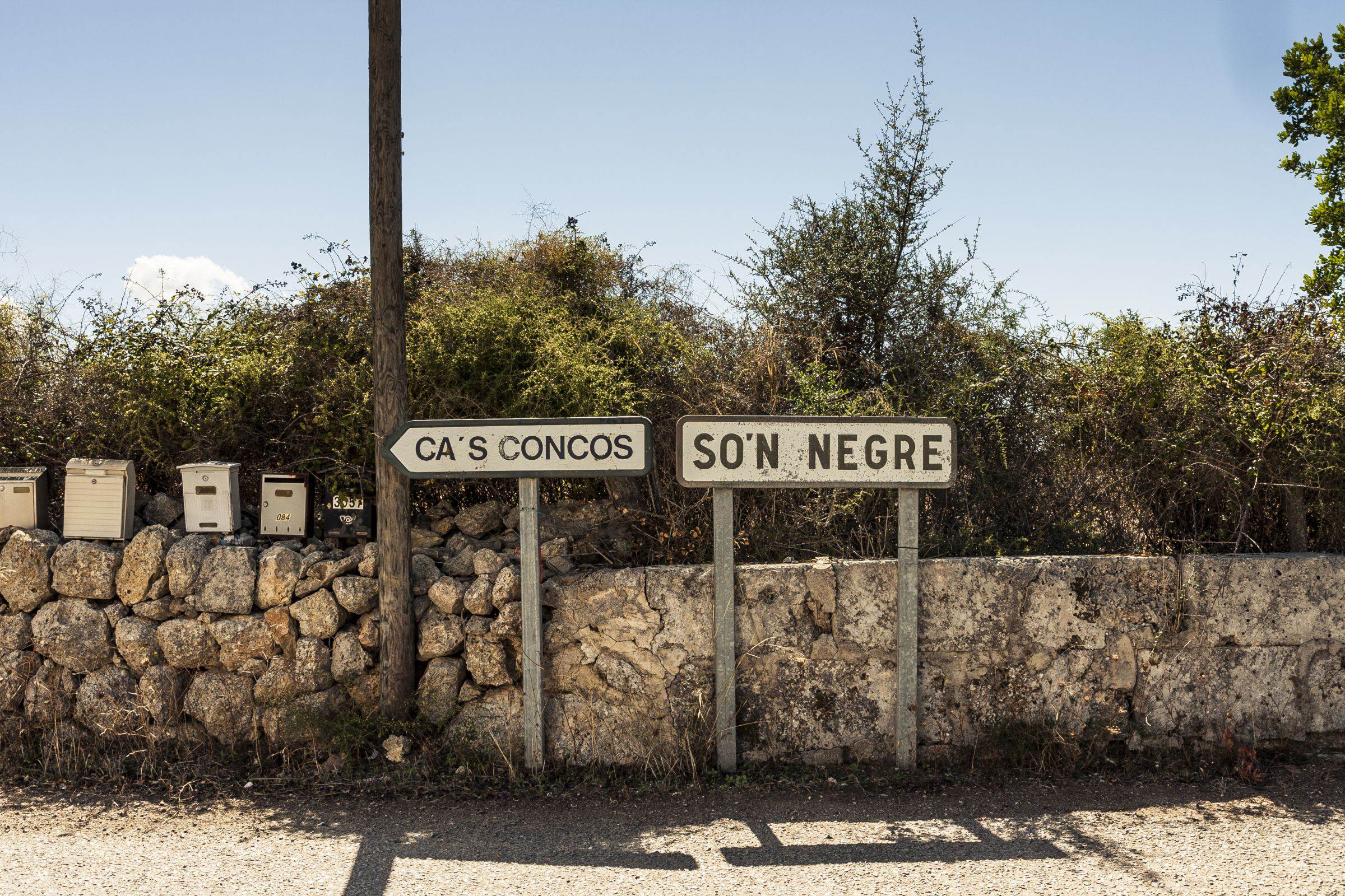 Straßenschilder auf Landstraße, Mallorca