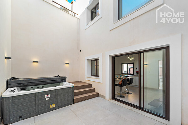 Hochwertiges Neubau-Stadthaus in Felanitx, zentral, 98 m², 3 SZ, 2 Bäder, Terrasse, Whirlpool, Klima – Finca kaufen in Felanitx, Mallorca