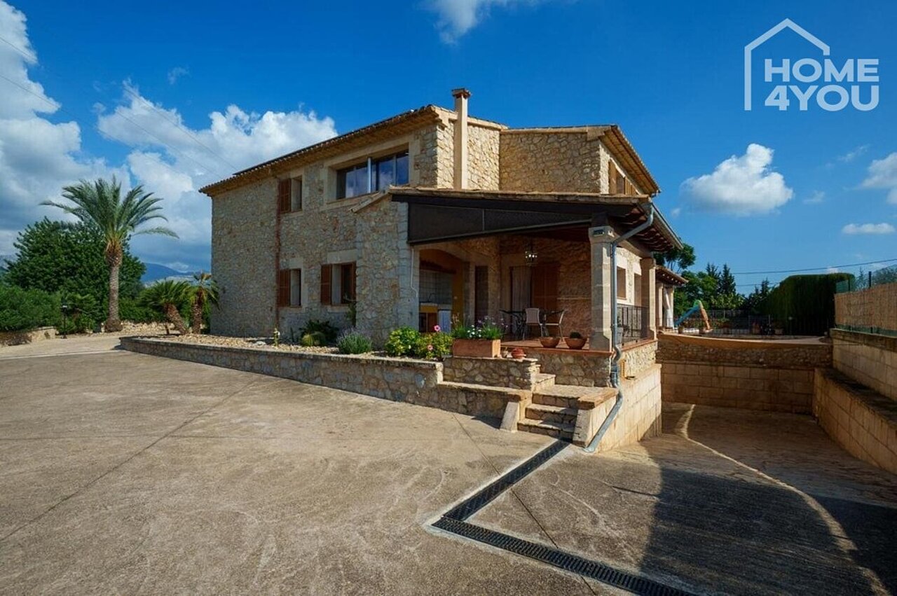 Villa Garage